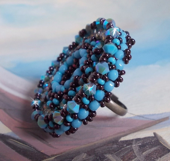Naïade ring geborduurd met een turquoise blauwe hars en kristal cabochon, een prachtig lichtspel.
