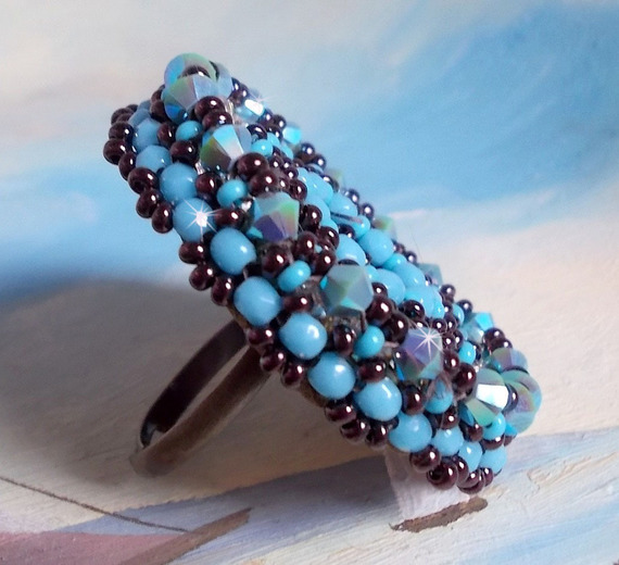 Naïade ring geborduurd met een turquoise blauwe hars en kristal cabochon, een prachtig lichtspel.