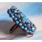 Naïade ring geborduurd met een turquoise blauwe hars en kristal cabochon, een prachtig lichtspel.