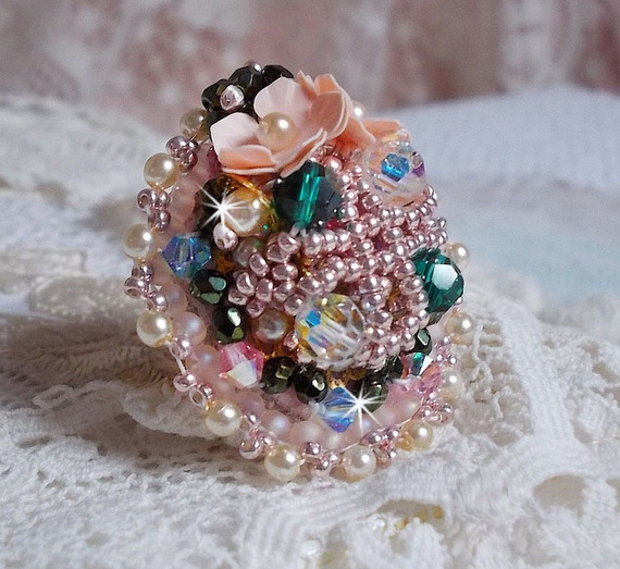 Boheemse ring geborduurd met Swarovski kristallen, facetten en Miyuki kralen