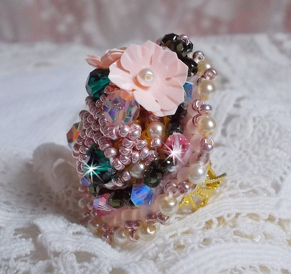 Boheemse ring geborduurd met Swarovski kristallen, facetten en Miyuki kralen