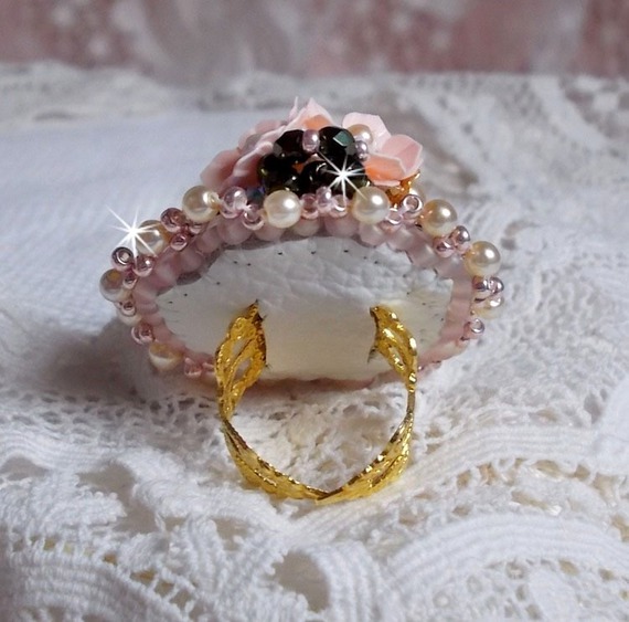 Boheemse ring geborduurd met Swarovski kristallen, facetten en Miyuki kralen