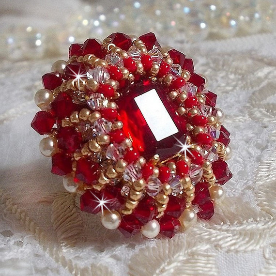 Robijn ring met een bohemien kristallen cabochon geborduurd in een robijn stijl