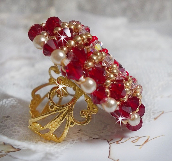 Robijn ring met een bohemien kristallen cabochon geborduurd in een robijn stijl