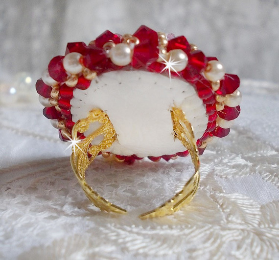 Robijn ring met een bohemien kristallen cabochon geborduurd in een robijn stijl