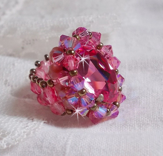 Rose Royale ring met facetten en een Swarovski kristallen cabochon
