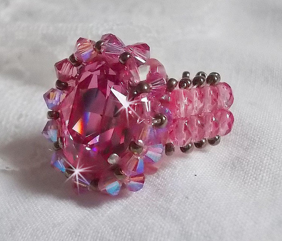 Rose Royale ring met facetten en een Swarovski kristallen cabochon