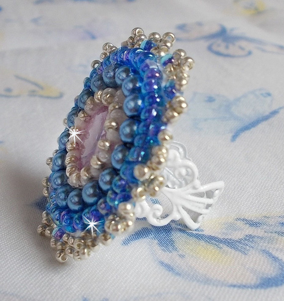 Azur ring geborduurd met Swarovski kristallen en parels