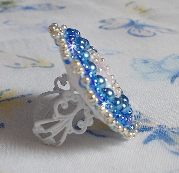 Azur ring geborduurd met Swarovski kristallen en parels