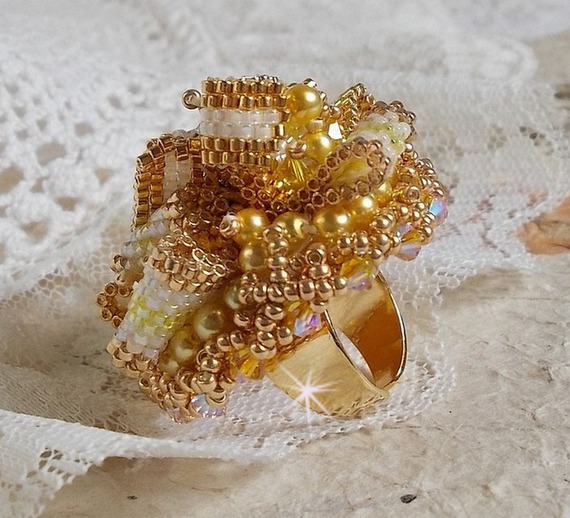 Zonnebloem Gouden Haute-Couture ring geborduurd met 24 karaats vergulde rocailles en Swarovski kristallen 