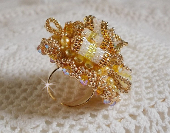 Zonnebloem Gouden Haute-Couture ring geborduurd met 24 karaats vergulde rocailles en Swarovski kristallen 