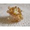 Zonnebloem Gouden Haute-Couture ring geborduurd met 24 karaats vergulde rocailles en Swarovski kristallen 
