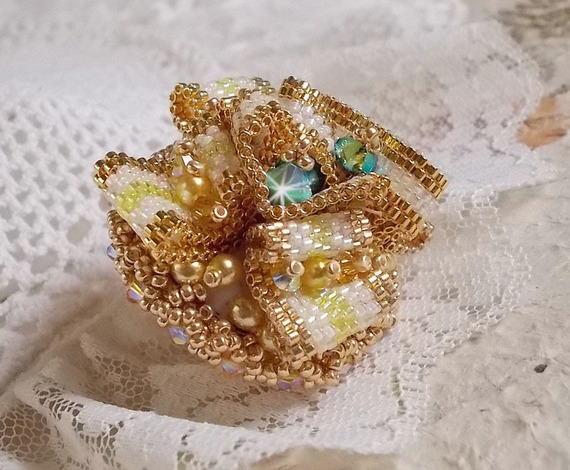 Zonnebloem Gouden Haute-Couture ring geborduurd met 24 karaats vergulde rocailles en Swarovski kristallen 
