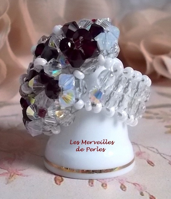 Granaat en witte ring met Swarovski kristalfacetten en spinners