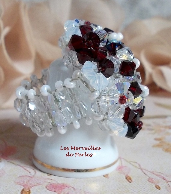 Granaat en witte ring met Swarovski kristalfacetten en spinners
