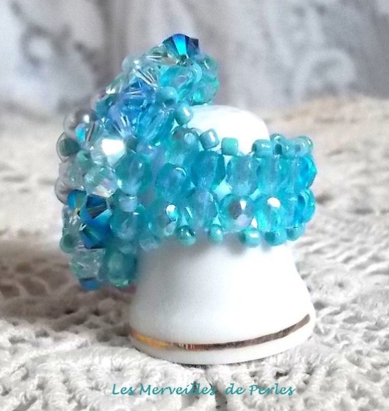 Hemelse ring met facetten, parels en kristallen spinners