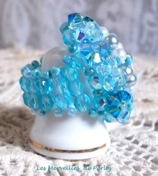 Hemelse ring met facetten, parels en kristallen spinners