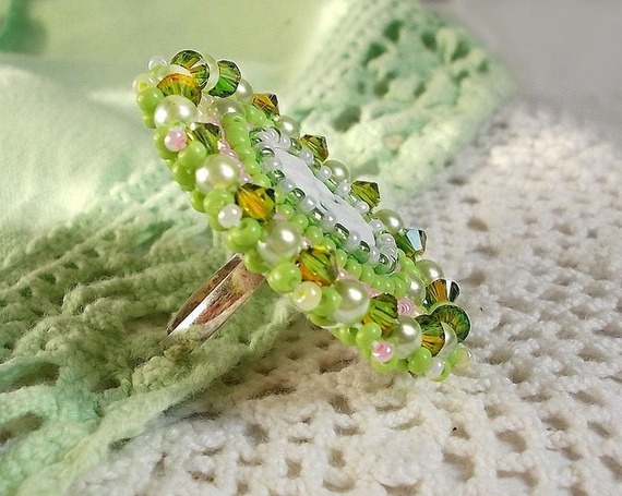 Anisse ring geborduurd met een hars cabochon portret van een vrouw met rozen en Swarovski kristallen