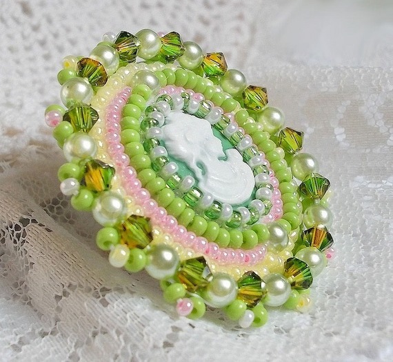 Anisse ring geborduurd met een hars cabochon portret van een vrouw met rozen en Swarovski kristallen