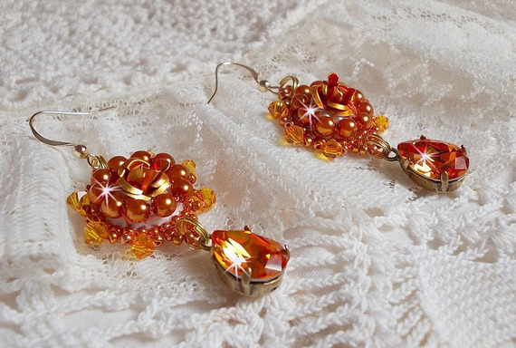 BO Lady in Orange geborduurd met Swarovski Tangerine kristallen, rocailles en bohemian glaskralen.