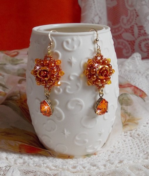 BO Lady in Orange geborduurd met Swarovski Tangerine kristallen, rocailles en bohemian glaskralen.