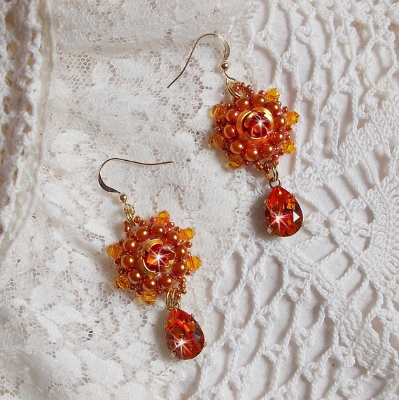 BO Lady in Orange geborduurd met Swarovski Tangerine kristallen, rocailles en bohemian glaskralen.