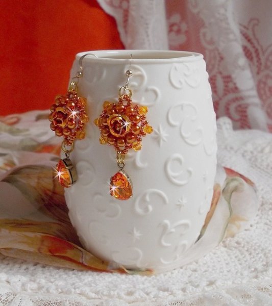 BO Lady in Orange geborduurd met Swarovski Tangerine kristallen, rocailles en bohemian glaskralen.