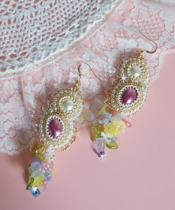 BO Envolée Fleurie geborduurd met Lucite bloemen, hars cabochons, afgeplatte ronde kralen, rocailles en 14 karaat Gold Filled oorhaken.