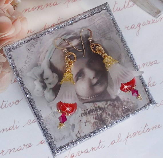 BO Secret Oriental met keramische kralen en Lucite bloemen en 14 karaat Gold Filled oorhaken