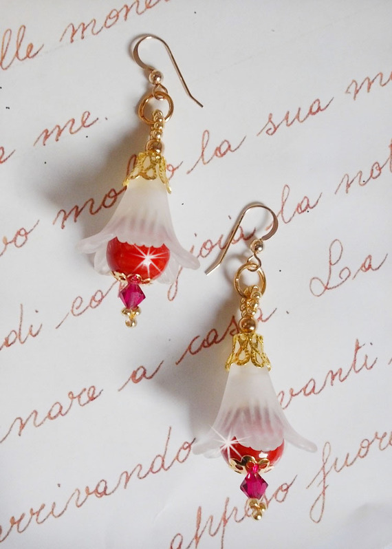 BO Secret Oriental met keramische kralen en Lucite bloemen en 14 karaat Gold Filled oorhaken