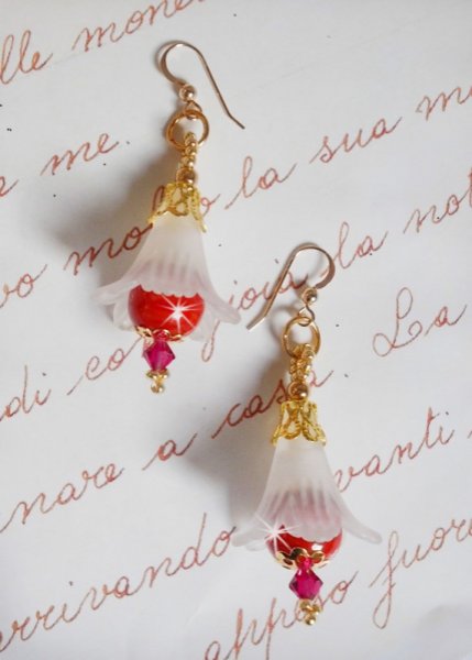 BO Secret Oriental met keramische kralen en Lucite bloemen en 14 karaat Gold Filled oorhaken