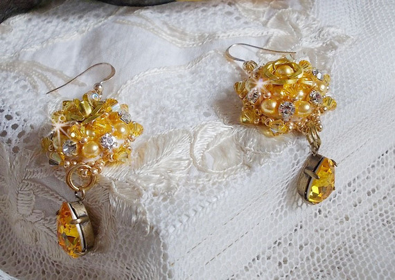 BO Zonnebloem Goud geborduurd met Swarovski kristallen, metalen roosjes en Miyuki zaadkralen