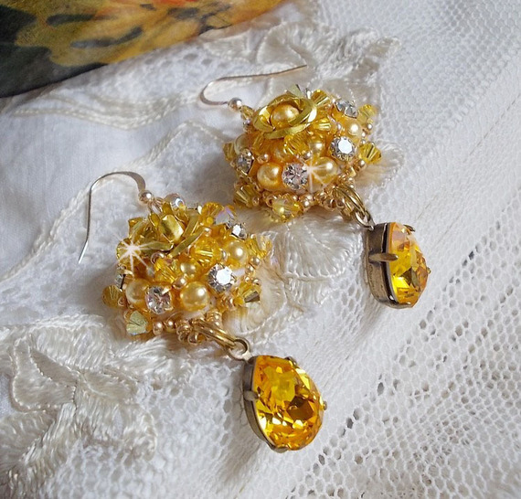 BO Zonnebloem Goud geborduurd met Swarovski kristallen, metalen roosjes en Miyuki zaadkralen