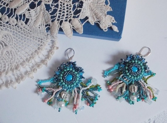 BO La Petite Sirène geborduurd met edelsteen kralen (Turquoise cabochons en Maansteen chips), Swarovski kristallen, parelmoer kralen, rocailles en 925 zilveren oorhaken.