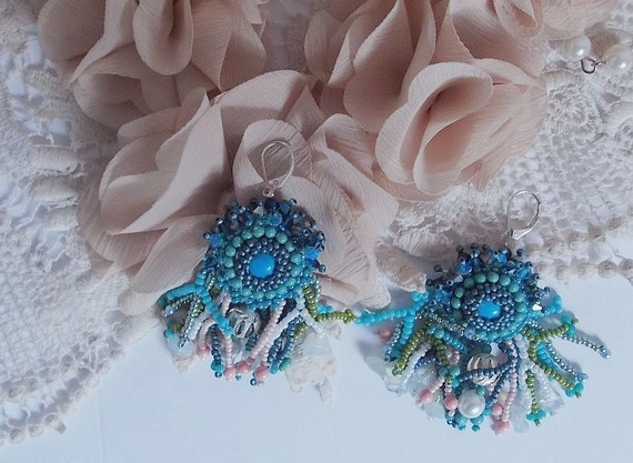 BO La Petite Sirène geborduurd met edelsteen kralen (Turquoise cabochons en Maansteen chips), Swarovski kristallen, parelmoer kralen, rocailles en 925 zilveren oorhaken.