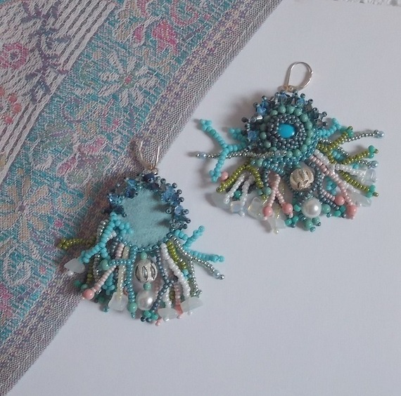 BO La Petite Sirène geborduurd met edelsteen kralen (Turquoise cabochons en Maansteen chips), Swarovski kristallen, parelmoer kralen, rocailles en 925 zilveren oorhaken.