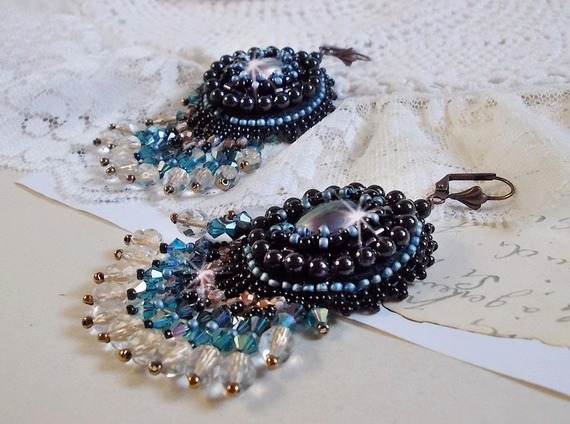 BO Angelot geborduurd met resin cabochons, Swarovski kristal kralen en Toho rocailles.
