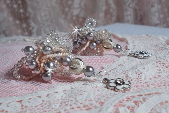 BO façon Coco avec des perles rondes nacrées grises en Cristal de Swarovski, des breloques émaillées noires et grises et des crochets d'oreilles en argent 925/1000