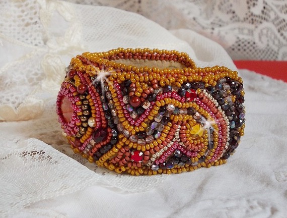 Rode Jaspis manchet armband geborduurd met een Rode Jaspis cabochon, Swarovski kristallen en rocailles.