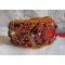 Rode Jaspis manchet armband geborduurd met een Rode Jaspis cabochon, Swarovski kristallen en rocailles.