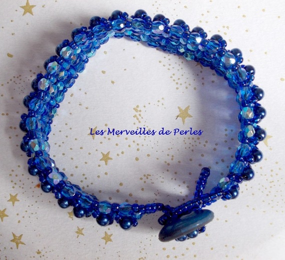 Nachtblauwe armband met parelmoeren glaskralen en facetten