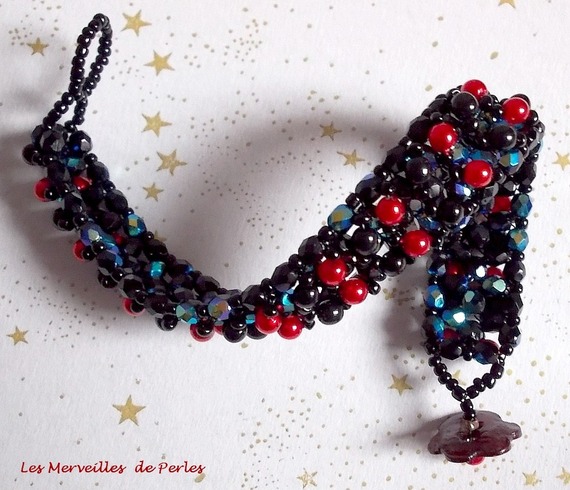 Zwart en rood fluwelen kralenarmband met facetten en parelmoeren glaskralen