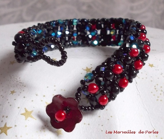 Zwart en rood fluwelen kralenarmband met facetten en parelmoeren glaskralen