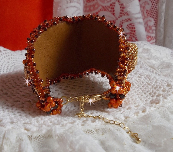 Lady in Orange manchet armband Haute-Couture geborduurd met Swarovski kristallen en Miyuki rocailles.