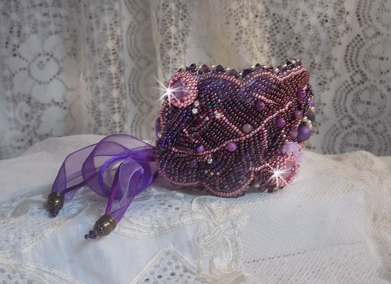 Chinese Purple Stone manchet armband geborduurd met fijne stenen: Sugilites, Swarovski kristallen, rocailles en een paars Organza lint.