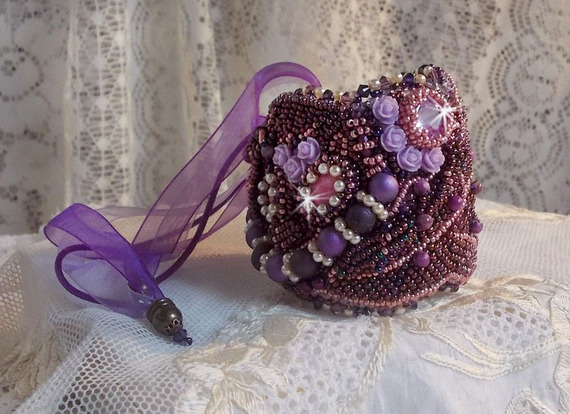 Chinese Purple Stone manchet armband geborduurd met fijne stenen: Sugilites, Swarovski kristallen, rocailles en een paars Organza lint.