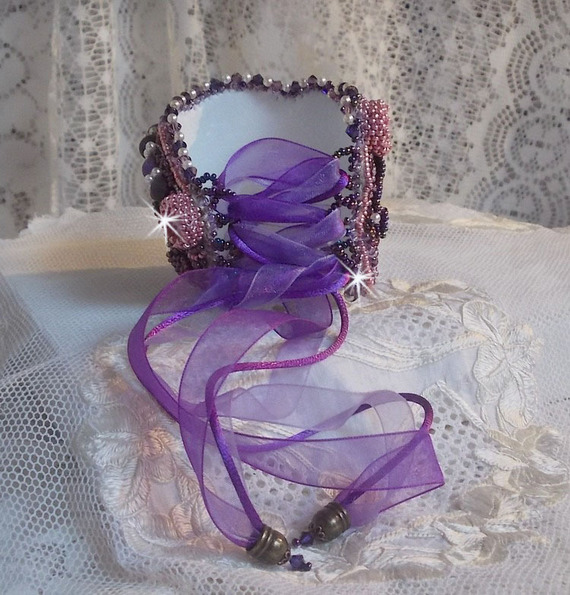 Chinese Purple Stone manchet armband geborduurd met fijne stenen: Sugilites, Swarovski kristallen, rocailles en een paars Organza lint.