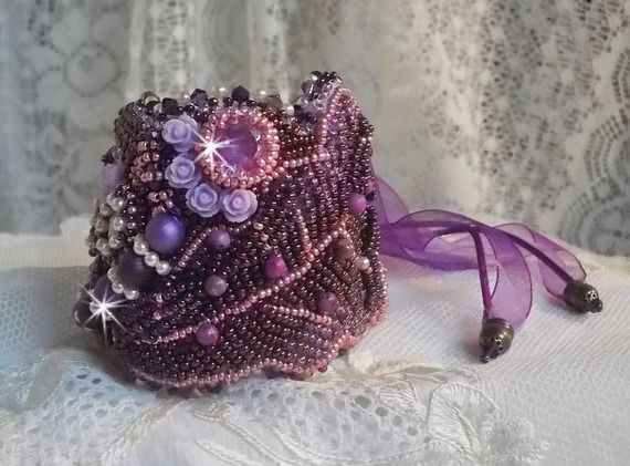 Chinese Purple Stone manchet armband geborduurd met fijne stenen: Sugilites, Swarovski kristallen, rocailles en een paars Organza lint.