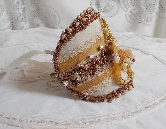 Reflets de Rosée manchet armband geborduurd met parels, Swarovski kristallen, rocailles en antiek kant