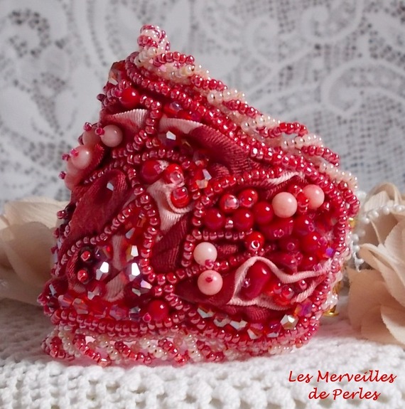 Coralie manchet armband geborduurd met rood koraal, lichtroze en rocailles